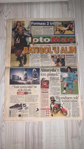 FOTOMAÇ SPOR GAZETESİ - TURKISH NEWSPAPER - DOĞUM GÜNÜ HEDİYESİ  - EKSİKSİZ TAM TAKIM GAZETE -26 MAYIS 2002 PAZAR  AZİZ YILDIRIM - ALİ YILDIRIM - ORTEGA - ALMEYDA - WASHINGTON - SERGEN YALÇIN - AHMET DURSUN - YILDIRIM DEMİRÖREN - HÜSNÜ GÜRELİ - İBRAHİM ALTINSAY - ALİ DÜRÜST - OZHAN CANAYDIN - MONDRAGON - ADRIANA (NİŞANLISI) - PASCAL NOUMA - EDILSON - DOBROWSKI - TOLGA DOĞANTEZ - SERDAR TOPRAKTEPE - ZAFER - KAAN DOBRA - SAMET AYBABA - ŞENOL GÜNEŞ - HASAN ŞAŞ - HAKAN ŞÜKÜR - EMRE BELÖZOĞLU - OKAN BURUK - HIDAYET TÜRKOĞLU - MASSIMO MORATTI - MEHMET KAZANCI  AZİZ YILDIRIM: “ŞİRKETLEŞMEYE ONAY VERİRSENİZ 11 ORTEGA ALIRIZ” - GALATASARAY VE BEŞİKTAŞ’IN MONDRAGON KAVGASI: İKİSİ DE KAYBETTİ - GALATASARAY 3.25 MİLYON DOLARA MONDRAGON’U ALDI, BEŞİKTAŞ PRESTİJ KAYBETTİ - MENAJER SİNAN ENGİN: “DANSÖZ MONDRAGON” - GALATASARAY’IN YENİ HEDEFLERİ: DJALMINHA, JANCKER, KUTUZOV, NUNO GOMES, NANNI - INTER BAŞKANI MORATTI: “OKAN’IN BİZDE KALMASINI UMUYORUM” - FENERBAHÇE’DE ORTEGA FORMASI 2 TRİLYONLUK GELİR