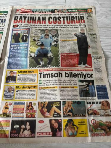 FOTOMAÇ SPOR GAZETESİ - TURKISH NEWSPAPER - DOĞUM GÜNÜ HEDİYESİ  - EKSİKSİZ TAM TAKIM GAZETE - 04 OCAK 2009 YIL:6 SAYI:2099 - ERSUN YANAL TAYFUN CORA ÖMER SEREN UMUT BULUT SERKAN BALCI HASAN YENER IHSAN ALIOĞLU KENAN SÖNMEZ HALIL IBRAHIM AKÇAY SADRI ŞENER TOLGA ZENGIN CANER ERKIN MAHMUT AKSU YUSUF ŞIMŞEK METIN BAK - YAĞMURDA ÇALIŞTILAR TAYFUN'UN FIRÇA GÜNÜ ÖMER SEREN ALKIŞ ALIYOR ZİRVE YAKIŞIR SÖNMEZ BALIKLA GELDİ O GÖZLER FENER'DE TOLGA SAHAYA İNDİ TRABZON CANER İÇİN BASTIRIYOR TARAFTAR 1 NUMARA KİMSE TUTAMAZ YORGUN SAVAŞÇI PÜRÜZLER GİDERİLİYOR KAMP RAPORU GELECEĞİN TRABZON'U - TRABZONSPOR FENERBAHÇE CSKA MOSKOVA BURSASPOR SIVASSPOR - TRABZONSPOR 3-1 ANTALYA