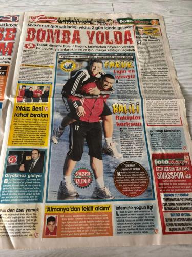 FOTOMAÇ SPOR GAZETESİ - TURKISH NEWSPAPER - DOĞUM GÜNÜ HEDİYESİ  - EKSİKSİZ TAM TAKIM GAZETE - 04 OCAK 2009 YIL:6 SAYI:2099 - ERSUN YANAL TAYFUN CORA ÖMER SEREN UMUT BULUT SERKAN BALCI HASAN YENER IHSAN ALIOĞLU KENAN SÖNMEZ HALIL IBRAHIM AKÇAY SADRI ŞENER TOLGA ZENGIN CANER ERKIN MAHMUT AKSU YUSUF ŞIMŞEK METIN BAK - YAĞMURDA ÇALIŞTILAR TAYFUN'UN FIRÇA GÜNÜ ÖMER SEREN ALKIŞ ALIYOR ZİRVE YAKIŞIR SÖNMEZ BALIKLA GELDİ O GÖZLER FENER'DE TOLGA SAHAYA İNDİ TRABZON CANER İÇİN BASTIRIYOR TARAFTAR 1 NUMARA KİMSE TUTAMAZ YORGUN SAVAŞÇI PÜRÜZLER GİDERİLİYOR KAMP RAPORU GELECEĞİN TRABZON'U - TRABZONSPOR FENERBAHÇE CSKA MOSKOVA BURSASPOR SIVASSPOR - TRABZONSPOR 3-1 ANTALYA