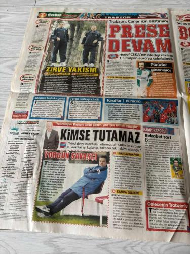 FOTOMAÇ SPOR GAZETESİ - TURKISH NEWSPAPER - DOĞUM GÜNÜ HEDİYESİ  - EKSİKSİZ TAM TAKIM GAZETE - 04 OCAK 2009 YIL:6 SAYI:2099 - ERSUN YANAL TAYFUN CORA ÖMER SEREN UMUT BULUT SERKAN BALCI HASAN YENER IHSAN ALIOĞLU KENAN SÖNMEZ HALIL IBRAHIM AKÇAY SADRI ŞENER TOLGA ZENGIN CANER ERKIN MAHMUT AKSU YUSUF ŞIMŞEK METIN BAK - YAĞMURDA ÇALIŞTILAR TAYFUN'UN FIRÇA GÜNÜ ÖMER SEREN ALKIŞ ALIYOR ZİRVE YAKIŞIR SÖNMEZ BALIKLA GELDİ O GÖZLER FENER'DE TOLGA SAHAYA İNDİ TRABZON CANER İÇİN BASTIRIYOR TARAFTAR 1 NUMARA KİMSE TUTAMAZ YORGUN SAVAŞÇI PÜRÜZLER GİDERİLİYOR KAMP RAPORU GELECEĞİN TRABZON'U - TRABZONSPOR FENERBAHÇE CSKA MOSKOVA BURSASPOR SIVASSPOR - TRABZONSPOR 3-1 ANTALYA