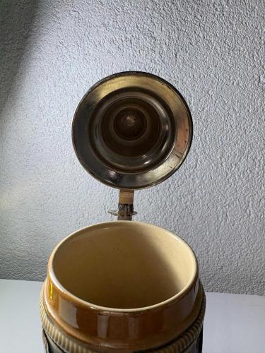 Vintage Alsace Beer Stein & Tankard – Zinn Kapaklı Seramik Bira Kupası – 1,1 Lt – Colmar & Riquewihr