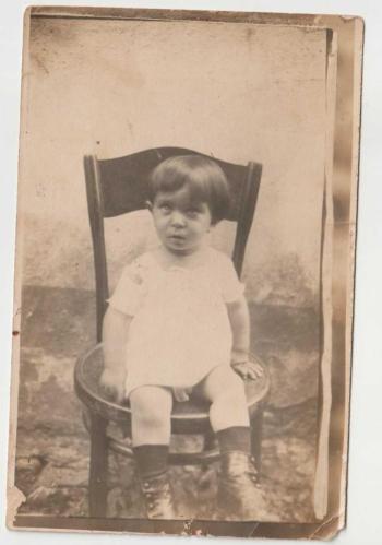 YÜZYILBAŞI DÖNEM ARKASI OSMANLICA NOTLU SANDALYEDE OTURAN ÇOCUK GÖRSELLİ SİYAH BEYAZ FOTOĞRAF