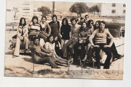 1972 YILI FOTO BEKİR EGE ÜNİVERSİTESİ - ANADOL ARABA OTOMOBİL VE GENÇLER GÖRSELLİ SİYAH BEYAZ FOTOĞRAF