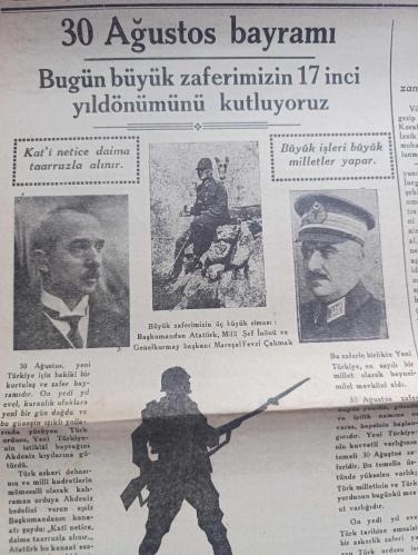 Bursa Gazetesi - Turkish Newspaper - 30 Ağustos 1939 - 30 Ağustos Bayramı bugün büyük zaferimizin 17 inci yıldönümünü kutluyoruz - büyük zaferimizin 3 büyük siması başkumandan Atatürk Milli Şef İsmet İnönü ve Mareşal Fevzi Çakmak Fotoğrafı - Bursa valisi Refik Koraltan'ın tetkikleri - Refik Koraltan Bursa Cumhuriyet idaresinin imar ve kalkınma programından en kısa zamanda en geniş manada müstefik olacaktır - Zafer Bayramı programı - 30 Ağustos Zafer Bayramı'nın 17 inci yıldönümü bu sene de bütün yurt içinde en geniş surette kutlanacaktır - Bursa'da Zafer Bayramı kutlaması tümen komutanlık dairesinde Ordu adına saat 9'dan 10.15'e kadar kabul resmi yapılacaktır - saat 10.00'da törene katılacak kıtaat okullar teşekküller yerlerini almış olacaktır  - saat 10.30'da verilecek birinci ( Ti ) işareti ile okullar teşekküller hazırol vaziyetine girecek ve komutan tarafından teftiş edilecektir - İstiklal Marşı ardından Ordu ve Hava kurumu çelenkleri Atatürk anıtına konacaktır - 30 Ağustos 1922