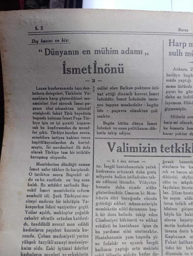 Bursa Gazetesi - Turkish Newspaper - 30 Ağustos 1939 - 30 Ağustos Bayramı bugün büyük zaferimizin 17 inci yıldönümünü kutluyoruz - büyük zaferimizin 3 büyük siması başkumandan Atatürk Milli Şef İsmet İnönü ve Mareşal Fevzi Çakmak Fotoğrafı - Bursa valisi Refik Koraltan'ın tetkikleri - Refik Koraltan Bursa Cumhuriyet idaresinin imar ve kalkınma programından en kısa zamanda en geniş manada müstefik olacaktır - Zafer Bayramı programı - 30 Ağustos Zafer Bayramı'nın 17 inci yıldönümü bu sene de bütün yurt içinde en geniş surette kutlanacaktır - Bursa'da Zafer Bayramı kutlaması tümen komutanlık dairesinde Ordu adına saat 9'dan 10.15'e kadar kabul resmi yapılacaktır - saat 10.00'da törene katılacak kıtaat okullar teşekküller yerlerini almış olacaktır  - saat 10.30'da verilecek birinci ( Ti ) işareti ile okullar teşekküller hazırol vaziyetine girecek ve komutan tarafından teftiş edilecektir - İstiklal Marşı ardından Ordu ve Hava kurumu çelenkleri Atatürk anıtına konacaktır - 30 Ağustos 1922