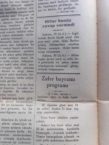 Bursa Gazetesi - Turkish Newspaper - 30 Ağustos 1939 - 30 Ağustos Bayramı bugün büyük zaferimizin 17 inci yıldönümünü kutluyoruz - büyük zaferimizin 3 büyük siması başkumandan Atatürk Milli Şef İsmet İnönü ve Mareşal Fevzi Çakmak Fotoğrafı - Bursa valisi Refik Koraltan'ın tetkikleri - Refik Koraltan Bursa Cumhuriyet idaresinin imar ve kalkınma programından en kısa zamanda en geniş manada müstefik olacaktır - Zafer Bayramı programı - 30 Ağustos Zafer Bayramı'nın 17 inci yıldönümü bu sene de bütün yurt içinde en geniş surette kutlanacaktır - Bursa'da Zafer Bayramı kutlaması tümen komutanlık dairesinde Ordu adına saat 9'dan 10.15'e kadar kabul resmi yapılacaktır - saat 10.00'da törene katılacak kıtaat okullar teşekküller yerlerini almış olacaktır  - saat 10.30'da verilecek birinci ( Ti ) işareti ile okullar teşekküller hazırol vaziyetine girecek ve komutan tarafından teftiş edilecektir - İstiklal Marşı ardından Ordu ve Hava kurumu çelenkleri Atatürk anıtına konacaktır - 30 Ağustos 1922