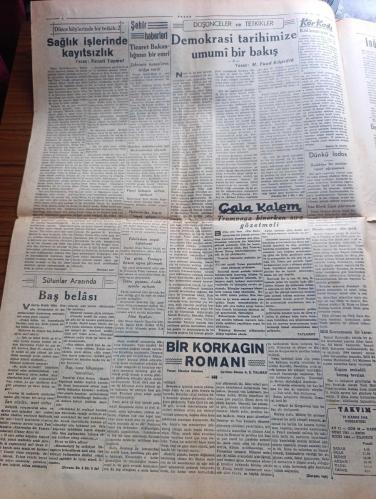 Vatan Gazetesi - Turkish Newspaper - 10 Kasım 1945 - kubbede kalan hoş bir sada yazan Ahmet Emin Yalman Başmakale - en büyük acımız en büyük yas günümüz Atatürk'ü yedi yıl evvel bugün kaybetmiştik - Atatürk'ün karakalem portresi - İsmet İnönü'nün beyannamesi bütün ömrünü hizmetine verdiğin Türk milleti ile beraber senin huzurunda tazimle eğiliyoruz - bugün Ebedi Şef Atatürk'ün ölümünün yedinci yıldönümüdür - Halkevleri halk odaları bunların olmadığı yerlerde Parti merkezlerinde yapılacak ihtifale Atatürk'ün bugün saat 9.05'te öldüğünü bildiren kısa bir hitabe ile başlanacak - okullarda ve üniversitede Atatürk için ihtifaller yapılacaktır - radyo gazetesi Atatürk hakkında konuşacak beyannameyi okuduktan sonra hitabeyi yayacaktır - Atatürk'ün hayatının hikayesini kendi ağzından dinleyiniz - Atatürk'e ait hatıralar yazan Server Ziya Meramlı - Yüce Atatürk yazan Hüsamettin ülsel - büyük Atatürk çok sevdiği bir deniz gezintisinde Fotoğrafı - Atatürk moda deniz kulübünde - 10 Kasım 1938