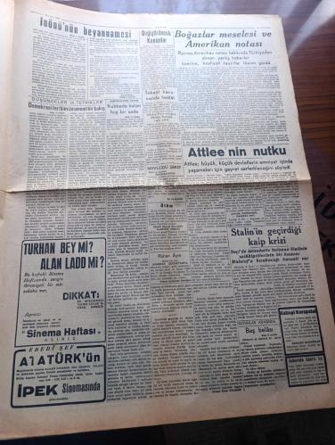 Vatan Gazetesi - Turkish Newspaper - 10 Kasım 1945 - kubbede kalan hoş bir sada yazan Ahmet Emin Yalman Başmakale - en büyük acımız en büyük yas günümüz Atatürk'ü yedi yıl evvel bugün kaybetmiştik - Atatürk'ün karakalem portresi - İsmet İnönü'nün beyannamesi bütün ömrünü hizmetine verdiğin Türk milleti ile beraber senin huzurunda tazimle eğiliyoruz - bugün Ebedi Şef Atatürk'ün ölümünün yedinci yıldönümüdür - Halkevleri halk odaları bunların olmadığı yerlerde Parti merkezlerinde yapılacak ihtifale Atatürk'ün bugün saat 9.05'te öldüğünü bildiren kısa bir hitabe ile başlanacak - okullarda ve üniversitede Atatürk için ihtifaller yapılacaktır - radyo gazetesi Atatürk hakkında konuşacak beyannameyi okuduktan sonra hitabeyi yayacaktır - Atatürk'ün hayatının hikayesini kendi ağzından dinleyiniz - Atatürk'e ait hatıralar yazan Server Ziya Meramlı - Yüce Atatürk yazan Hüsamettin ülsel - büyük Atatürk çok sevdiği bir deniz gezintisinde Fotoğrafı - Atatürk moda deniz kulübünde - 10 Kasım 1938