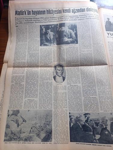 Vatan Gazetesi - Turkish Newspaper - 10 Kasım 1945 - kubbede kalan hoş bir sada yazan Ahmet Emin Yalman Başmakale - en büyük acımız en büyük yas günümüz Atatürk'ü yedi yıl evvel bugün kaybetmiştik - Atatürk'ün karakalem portresi - İsmet İnönü'nün beyannamesi bütün ömrünü hizmetine verdiğin Türk milleti ile beraber senin huzurunda tazimle eğiliyoruz - bugün Ebedi Şef Atatürk'ün ölümünün yedinci yıldönümüdür - Halkevleri halk odaları bunların olmadığı yerlerde Parti merkezlerinde yapılacak ihtifale Atatürk'ün bugün saat 9.05'te öldüğünü bildiren kısa bir hitabe ile başlanacak - okullarda ve üniversitede Atatürk için ihtifaller yapılacaktır - radyo gazetesi Atatürk hakkında konuşacak beyannameyi okuduktan sonra hitabeyi yayacaktır - Atatürk'ün hayatının hikayesini kendi ağzından dinleyiniz - Atatürk'e ait hatıralar yazan Server Ziya Meramlı - Yüce Atatürk yazan Hüsamettin ülsel - büyük Atatürk çok sevdiği bir deniz gezintisinde Fotoğrafı - Atatürk moda deniz kulübünde - 10 Kasım 1938