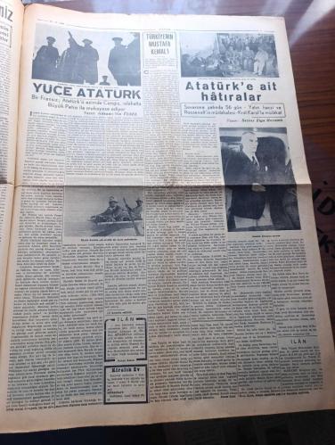 Vatan Gazetesi - Turkish Newspaper - 10 Kasım 1945 - kubbede kalan hoş bir sada yazan Ahmet Emin Yalman Başmakale - en büyük acımız en büyük yas günümüz Atatürk'ü yedi yıl evvel bugün kaybetmiştik - Atatürk'ün karakalem portresi - İsmet İnönü'nün beyannamesi bütün ömrünü hizmetine verdiğin Türk milleti ile beraber senin huzurunda tazimle eğiliyoruz - bugün Ebedi Şef Atatürk'ün ölümünün yedinci yıldönümüdür - Halkevleri halk odaları bunların olmadığı yerlerde Parti merkezlerinde yapılacak ihtifale Atatürk'ün bugün saat 9.05'te öldüğünü bildiren kısa bir hitabe ile başlanacak - okullarda ve üniversitede Atatürk için ihtifaller yapılacaktır - radyo gazetesi Atatürk hakkında konuşacak beyannameyi okuduktan sonra hitabeyi yayacaktır - Atatürk'ün hayatının hikayesini kendi ağzından dinleyiniz - Atatürk'e ait hatıralar yazan Server Ziya Meramlı - Yüce Atatürk yazan Hüsamettin ülsel - büyük Atatürk çok sevdiği bir deniz gezintisinde Fotoğrafı - Atatürk moda deniz kulübünde - 10 Kasım 1938