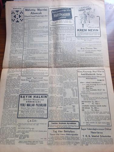 Vatan Gazetesi - Turkish Newspaper - 10 Kasım 1945 - kubbede kalan hoş bir sada yazan Ahmet Emin Yalman Başmakale - en büyük acımız en büyük yas günümüz Atatürk'ü yedi yıl evvel bugün kaybetmiştik - Atatürk'ün karakalem portresi - İsmet İnönü'nün beyannamesi bütün ömrünü hizmetine verdiğin Türk milleti ile beraber senin huzurunda tazimle eğiliyoruz - bugün Ebedi Şef Atatürk'ün ölümünün yedinci yıldönümüdür - Halkevleri halk odaları bunların olmadığı yerlerde Parti merkezlerinde yapılacak ihtifale Atatürk'ün bugün saat 9.05'te öldüğünü bildiren kısa bir hitabe ile başlanacak - okullarda ve üniversitede Atatürk için ihtifaller yapılacaktır - radyo gazetesi Atatürk hakkında konuşacak beyannameyi okuduktan sonra hitabeyi yayacaktır - Atatürk'ün hayatının hikayesini kendi ağzından dinleyiniz - Atatürk'e ait hatıralar yazan Server Ziya Meramlı - Yüce Atatürk yazan Hüsamettin ülsel - büyük Atatürk çok sevdiği bir deniz gezintisinde Fotoğrafı - Atatürk moda deniz kulübünde - 10 Kasım 1938