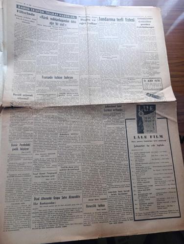 Vatan Gazetesi - Turkish Newspaper - 30 Ağustos 1948 - doğru ve eğri yollar yazan Ahmet Emin Yalman Başmakale - Zafer bayramımız kutlu olsun - Zaferin 26 ıncı yıldönümü bugün dumlupınar'da ve bütün Türkiye'de heyecanla kutlanıyor - 30 Ağustos resim - 30 Ağustos zaferi bugün bütün yurtta olduğu gibi İstanbul'da da büyük merasimle kutlanacaktır - hazırlanan programa göre bugün saat 9.30'da orduevinde tebrikler kabul edilecektir - Zafer Bayramı programı sebebiyle Taksim'e gidilecek ve saat 10.15'te İstiklal Marşı ile direğe bayrak çekilerek merasim başlayacaktır - İstanbul Üniversitesi talebelerinden 30 kişilik bir grup Dün hukuk fakültesi doçentlerinden Bülent Davranın Başkanlığında Dumlupınar'a gitmişlerdir - 30 Ağustos Zafer Bayramı münasebeti ile Şişli Maçka ve Kurtuluş ile Tepebaşı tünel arasında tramvay ve otobüs seferleri tören boyunca tatil edecektir - radyo programı - bulmaca - Işık lisesi öğrenci kayıtları devam etmektedir - limanımıza gelen ve giden vapurlar - 30 Ağustos 1922