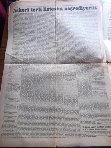 Vatan Gazetesi - Turkish Newspaper - 30 Ağustos 1948 - doğru ve eğri yollar yazan Ahmet Emin Yalman Başmakale - Zafer bayramımız kutlu olsun - Zaferin 26 ıncı yıldönümü bugün dumlupınar'da ve bütün Türkiye'de heyecanla kutlanıyor - 30 Ağustos resim - 30 Ağustos zaferi bugün bütün yurtta olduğu gibi İstanbul'da da büyük merasimle kutlanacaktır - hazırlanan programa göre bugün saat 9.30'da orduevinde tebrikler kabul edilecektir - Zafer Bayramı programı sebebiyle Taksim'e gidilecek ve saat 10.15'te İstiklal Marşı ile direğe bayrak çekilerek merasim başlayacaktır - İstanbul Üniversitesi talebelerinden 30 kişilik bir grup Dün hukuk fakültesi doçentlerinden Bülent Davranın Başkanlığında Dumlupınar'a gitmişlerdir - 30 Ağustos Zafer Bayramı münasebeti ile Şişli Maçka ve Kurtuluş ile Tepebaşı tünel arasında tramvay ve otobüs seferleri tören boyunca tatil edecektir - radyo programı - bulmaca - Işık lisesi öğrenci kayıtları devam etmektedir - limanımıza gelen ve giden vapurlar - 30 Ağustos 1922