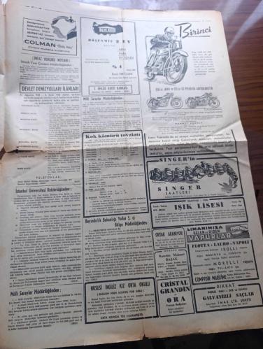 Vatan Gazetesi - Turkish Newspaper - 30 Ağustos 1948 - doğru ve eğri yollar yazan Ahmet Emin Yalman Başmakale - Zafer bayramımız kutlu olsun - Zaferin 26 ıncı yıldönümü bugün dumlupınar'da ve bütün Türkiye'de heyecanla kutlanıyor - 30 Ağustos resim - 30 Ağustos zaferi bugün bütün yurtta olduğu gibi İstanbul'da da büyük merasimle kutlanacaktır - hazırlanan programa göre bugün saat 9.30'da orduevinde tebrikler kabul edilecektir - Zafer Bayramı programı sebebiyle Taksim'e gidilecek ve saat 10.15'te İstiklal Marşı ile direğe bayrak çekilerek merasim başlayacaktır - İstanbul Üniversitesi talebelerinden 30 kişilik bir grup Dün hukuk fakültesi doçentlerinden Bülent Davranın Başkanlığında Dumlupınar'a gitmişlerdir - 30 Ağustos Zafer Bayramı münasebeti ile Şişli Maçka ve Kurtuluş ile Tepebaşı tünel arasında tramvay ve otobüs seferleri tören boyunca tatil edecektir - radyo programı - bulmaca - Işık lisesi öğrenci kayıtları devam etmektedir - limanımıza gelen ve giden vapurlar - 30 Ağustos 1922