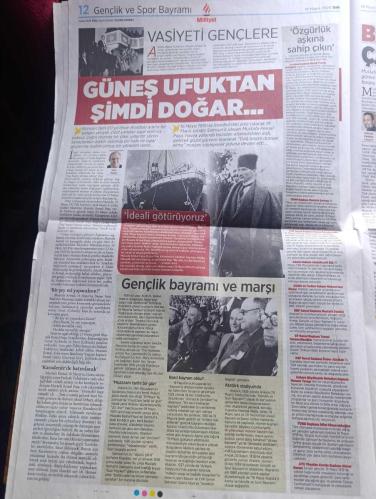 Milliyet Gazetesi - Turkish Newspaper - 19 Mayıs 2020 - Kurtuluş ateşi 101 yıl önce bugün yandı - 19 Mayıs Atatürk'ü anma ve gençlik ve spor bayramınız kutlu olsun - Bandırma vapuru kaptanı İsmail hakkı'nın gözünü Mustafa kemal'den ayırma bu halkın tek umudu o Paşa sana emanet dediği kişi kamarot Hacı Tevfik'in torunu Mustafa Kemal Ulusu ailenin 3 kuşak koruduğu hatıraları milliyete anlattı - 19 Mayıs 1919'da Samsun'a ayak 9. Ordu kıtalar müfettişi Mustafa Kemal Paşa'nın 25 Mayıs sabaha havza'ya gitmek için bindiği araç arızalandı - Mustafa Kemal köye Dağ başını duman almış marşını söyleyerek girdi - 81 ilin tamamında sokak kısıtlaması bayram evde - Küçükçekmece Belediye Başkanı Kemal Çebi 19 Mayıs kutlaması - Ankara Üniversitesi radyosu Atatürk'ün sevdiği şarkıları çalacak - 25 limanında bayrak töreni - Cumhurbaşkanı Recep Tayyip Erdoğan ışığımız umudumuz geleceğimiz sevgili gençler 19 Mayıs'taki Milli mücadele ruhunu sizlerde görüyorum - 19 Mayıs 1919