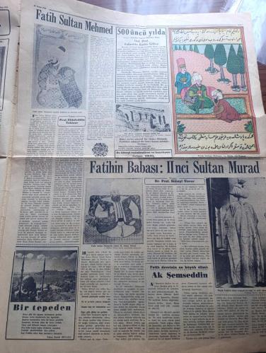 Yeni Sabah Fetih 500. Yıl Gazetesi - Turkish Newspaper - 29 Mayıs 1953 - renkli Fatih Sultan Mehmet portresi kapak fotoğrafı - İstanbul nasıl fethedildi yazan Kadircan Kaflı - Fatih Sultan Mehmet'in güzel bir portresi - Fatih Sultan Mehmet'in kılıncı Fotoğrafı - İstanbul'un fethi hakkında hadisi şerif Fotoğrafı - Fatih Sultan Mehmet'in karanfil koklayan bir minyatür resmi - bir tepeden şiiri yazan Yahya Kemal Beyatlı - 500 üncü yılda yazan Fahrettin Kerim Gökay - Son Bizans imparator sarayının şimdiki hali fotoğraf - Fatih'in babası 2. Sultan Murat yazan Profesör Süheyl Ünver - Fatih devrinin en büyük alimi Akşemsettin - Fatih'in kurduğu Enderunu hümayun mektebi yazan İsmail Hakkı Baykal - Fatih ve adalet yazan Süheyl Ünver - Fatih devrinde Türk mimarisi yazan yüksek mühendis Ekrem Hakkı Ayverdi - Bellini ve Fatih yazan Cemal Tollu - Fatih'in şiir dünyası yazan Nazım Kemal - Fatih ve ince sanatlar yazan Süheyl Ünver - İstanbul fethinde yeniçeri ortalarına gazel - 29 Mayıs 1453