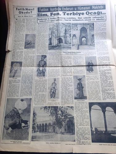 Yeni Sabah Fetih 500. Yıl Gazetesi - Turkish Newspaper - 29 Mayıs 1953 - renkli Fatih Sultan Mehmet portresi kapak fotoğrafı - İstanbul nasıl fethedildi yazan Kadircan Kaflı - Fatih Sultan Mehmet'in güzel bir portresi - Fatih Sultan Mehmet'in kılıncı Fotoğrafı - İstanbul'un fethi hakkında hadisi şerif Fotoğrafı - Fatih Sultan Mehmet'in karanfil koklayan bir minyatür resmi - bir tepeden şiiri yazan Yahya Kemal Beyatlı - 500 üncü yılda yazan Fahrettin Kerim Gökay - Son Bizans imparator sarayının şimdiki hali fotoğraf - Fatih'in babası 2. Sultan Murat yazan Profesör Süheyl Ünver - Fatih devrinin en büyük alimi Akşemsettin - Fatih'in kurduğu Enderunu hümayun mektebi yazan İsmail Hakkı Baykal - Fatih ve adalet yazan Süheyl Ünver - Fatih devrinde Türk mimarisi yazan yüksek mühendis Ekrem Hakkı Ayverdi - Bellini ve Fatih yazan Cemal Tollu - Fatih'in şiir dünyası yazan Nazım Kemal - Fatih ve ince sanatlar yazan Süheyl Ünver - İstanbul fethinde yeniçeri ortalarına gazel - 29 Mayıs 1453
