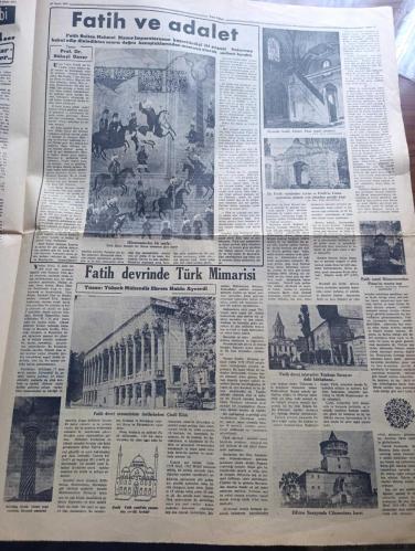 Yeni Sabah Fetih 500. Yıl Gazetesi - Turkish Newspaper - 29 Mayıs 1953 - renkli Fatih Sultan Mehmet portresi kapak fotoğrafı - İstanbul nasıl fethedildi yazan Kadircan Kaflı - Fatih Sultan Mehmet'in güzel bir portresi - Fatih Sultan Mehmet'in kılıncı Fotoğrafı - İstanbul'un fethi hakkında hadisi şerif Fotoğrafı - Fatih Sultan Mehmet'in karanfil koklayan bir minyatür resmi - bir tepeden şiiri yazan Yahya Kemal Beyatlı - 500 üncü yılda yazan Fahrettin Kerim Gökay - Son Bizans imparator sarayının şimdiki hali fotoğraf - Fatih'in babası 2. Sultan Murat yazan Profesör Süheyl Ünver - Fatih devrinin en büyük alimi Akşemsettin - Fatih'in kurduğu Enderunu hümayun mektebi yazan İsmail Hakkı Baykal - Fatih ve adalet yazan Süheyl Ünver - Fatih devrinde Türk mimarisi yazan yüksek mühendis Ekrem Hakkı Ayverdi - Bellini ve Fatih yazan Cemal Tollu - Fatih'in şiir dünyası yazan Nazım Kemal - Fatih ve ince sanatlar yazan Süheyl Ünver - İstanbul fethinde yeniçeri ortalarına gazel - 29 Mayıs 1453