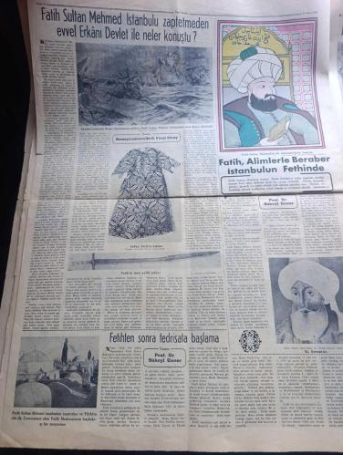 Yeni Sabah Fetih 500. Yıl Gazetesi - Turkish Newspaper - 29 Mayıs 1953 - renkli Fatih Sultan Mehmet portresi kapak fotoğrafı - İstanbul nasıl fethedildi yazan Kadircan Kaflı - Fatih Sultan Mehmet'in güzel bir portresi - Fatih Sultan Mehmet'in kılıncı Fotoğrafı - İstanbul'un fethi hakkında hadisi şerif Fotoğrafı - Fatih Sultan Mehmet'in karanfil koklayan bir minyatür resmi - bir tepeden şiiri yazan Yahya Kemal Beyatlı - 500 üncü yılda yazan Fahrettin Kerim Gökay - Son Bizans imparator sarayının şimdiki hali fotoğraf - Fatih'in babası 2. Sultan Murat yazan Profesör Süheyl Ünver - Fatih devrinin en büyük alimi Akşemsettin - Fatih'in kurduğu Enderunu hümayun mektebi yazan İsmail Hakkı Baykal - Fatih ve adalet yazan Süheyl Ünver - Fatih devrinde Türk mimarisi yazan yüksek mühendis Ekrem Hakkı Ayverdi - Bellini ve Fatih yazan Cemal Tollu - Fatih'in şiir dünyası yazan Nazım Kemal - Fatih ve ince sanatlar yazan Süheyl Ünver - İstanbul fethinde yeniçeri ortalarına gazel - 29 Mayıs 1453