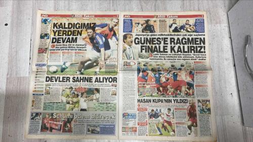 PAS SPOR GAZETESİ - 21 HAZİRAN 2002 - DÜNYA KUPASI'NDA BUGÜN - KANARYA VE ASLAN AKDENİZ'E AÇILIYOR - PRENSLERİ İSTİYOR - KİM HAKLI - ŞOK SÖZLER - KOŞANA KIRBAÇ VURULMAZ - ANTEP'TEN DUBLE KISKAÇ - DİYARBAKIR'A 5 KAMERUNLU - TRABZON TURP GİBİ - GÖZTEPE RENKLENDİ - ELAZIĞ'A 2 BOMBA - ERSUN YANAL'IN YENİ TOLGASI - GECE HAYATI BENİ BİTİRDİ - ALMEYDA'YA TEPKİ - ORTEGA'DAN ÖZEL RİCA - KALDIĞIMIZ YERDEN DEVAM - DEVLER SAHNE ALIYOR - GÜNEŞ'E RAĞMEN FİNALE KALIRIZ - HASAN KUPA'NIN YILDIZI - KONYASPOR SAHİPSİZ KALDI - KAAN KARTAL'I UÇURACAĞIM - HASAN ŞAŞ - DA SILVA - NİHAT - KUTLUALP - SARAN - TERİM - NUNO GOMES - RUI COSTA - GILBERTO - HINCAL ULUÇ - HAKAN ŞÜKÜR - SERTAN - GÜNEŞ - LÜTFÜ YALMAN - LÜTFULLAH KAYALAR - ŞENOL GÜNEŞ - MEHMET NAS - ENGİN - NECİP OLGUN - RAMAZAN - BRUNO METSU - AHN - KALPAR - DR. COLCKI - ÜMİT TURMUŞ - CANER - ALİ OSMAN RENKLİBAY - KINGSTON - SELÇUK - OSMAN - ERSUN YANAL - TOLGA - FATİH - FUAT YAMAN - DEVRAN - TETTEH - KAMALETTİN - HASAN ALTIOK - NUN ALBAYRAK - BEKİR