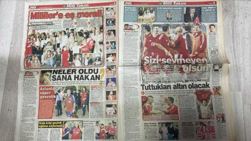 PAS SPOR GAZETESİ - 24 HAZİRAN 2002 - TÜRKİYE YARI FİNALE KALAN MİLLİ TAKIMIMIZ TÜRK DÜNYASINI SEVİNCE BOĞDU BÜYÜK ZAFERİMİZE ÖVGÜLER YAĞIYOR - ARIEL ORTEGA FIRTINASI BİR ANDA KENDİNİ FENERBAHÇE TARAFTARLARININ ARASINDA BULAN ARJANTİNLİ FUTBOLCU ARIEL ORTEGA NEFES ALMAKTA BİLE ZORLANDI - RÜYALAR GERÇEK OLDU - YUNANİSTAN BİZİ AYAKTA ALKIŞLADI BREZİLYA ACI ÇEKER YARI FİNALE YÜKSELİŞİMİZİN DÜNYADAKİ YANKILARI DÜN DE SÜRDÜ BAZI GAZETELER TÜRKÇE BAŞLIK ATTI BAZILARI SAMBACI'YI UYARDI - SAMBACI TİTRİYOR - KARADENİZ'DE AYBABA RÜZGARI BORDO MAVİLİLER LİGDE FIRTINALAR ESTİRMEYE HAZIRLANIYOR - ADANA İÇİN ELELE 1954 ADANA TARAFTARLAR DERNEĞİ'NİN DÜZENLEDİĞİ ŞAMPİYONLUK BALOSU'NDA DOSTLUK HAVASI ESTİ ADANA VE ADANA DEMİR'İN YÖNETİCİLERİ KARDEŞ TAKIM SÖZÜNÜ UYGULAMAYA GEÇİRME KARARI ALDI - KIM M NIELSEN - İLHAN MANSIZ - ARIEL ORTEGA - MARADONA - ROBERTO CARLOS - DEL PIERO - MEHMET AGAR - SAMET AYBABA - ALİ OSMAN RENKLİBAY - JUVANOVSKI - GÖKDENİZ - CIMBOM - GÖKHAN - EKREM AL - BİROL