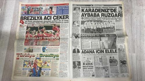 PAS SPOR GAZETESİ - 24 HAZİRAN 2002 - TÜRKİYE YARI FİNALE KALAN MİLLİ TAKIMIMIZ TÜRK DÜNYASINI SEVİNCE BOĞDU BÜYÜK ZAFERİMİZE ÖVGÜLER YAĞIYOR - ARIEL ORTEGA FIRTINASI BİR ANDA KENDİNİ FENERBAHÇE TARAFTARLARININ ARASINDA BULAN ARJANTİNLİ FUTBOLCU ARIEL ORTEGA NEFES ALMAKTA BİLE ZORLANDI - RÜYALAR GERÇEK OLDU - YUNANİSTAN BİZİ AYAKTA ALKIŞLADI BREZİLYA ACI ÇEKER YARI FİNALE YÜKSELİŞİMİZİN DÜNYADAKİ YANKILARI DÜN DE SÜRDÜ BAZI GAZETELER TÜRKÇE BAŞLIK ATTI BAZILARI SAMBACI'YI UYARDI - SAMBACI TİTRİYOR - KARADENİZ'DE AYBABA RÜZGARI BORDO MAVİLİLER LİGDE FIRTINALAR ESTİRMEYE HAZIRLANIYOR - ADANA İÇİN ELELE 1954 ADANA TARAFTARLAR DERNEĞİ'NİN DÜZENLEDİĞİ ŞAMPİYONLUK BALOSU'NDA DOSTLUK HAVASI ESTİ ADANA VE ADANA DEMİR'İN YÖNETİCİLERİ KARDEŞ TAKIM SÖZÜNÜ UYGULAMAYA GEÇİRME KARARI ALDI - KIM M NIELSEN - İLHAN MANSIZ - ARIEL ORTEGA - MARADONA - ROBERTO CARLOS - DEL PIERO - MEHMET AGAR - SAMET AYBABA - ALİ OSMAN RENKLİBAY - JUVANOVSKI - GÖKDENİZ - CIMBOM - GÖKHAN - EKREM AL - BİROL