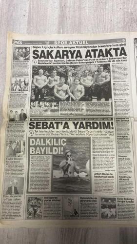 PAS SPOR GAZETESİ - 24 HAZİRAN 2002 - TÜRKİYE YARI FİNALE KALAN MİLLİ TAKIMIMIZ TÜRK DÜNYASINI SEVİNCE BOĞDU BÜYÜK ZAFERİMİZE ÖVGÜLER YAĞIYOR - ARIEL ORTEGA FIRTINASI BİR ANDA KENDİNİ FENERBAHÇE TARAFTARLARININ ARASINDA BULAN ARJANTİNLİ FUTBOLCU ARIEL ORTEGA NEFES ALMAKTA BİLE ZORLANDI - RÜYALAR GERÇEK OLDU - YUNANİSTAN BİZİ AYAKTA ALKIŞLADI BREZİLYA ACI ÇEKER YARI FİNALE YÜKSELİŞİMİZİN DÜNYADAKİ YANKILARI DÜN DE SÜRDÜ BAZI GAZETELER TÜRKÇE BAŞLIK ATTI BAZILARI SAMBACI'YI UYARDI - SAMBACI TİTRİYOR - KARADENİZ'DE AYBABA RÜZGARI BORDO MAVİLİLER LİGDE FIRTINALAR ESTİRMEYE HAZIRLANIYOR - ADANA İÇİN ELELE 1954 ADANA TARAFTARLAR DERNEĞİ'NİN DÜZENLEDİĞİ ŞAMPİYONLUK BALOSU'NDA DOSTLUK HAVASI ESTİ ADANA VE ADANA DEMİR'İN YÖNETİCİLERİ KARDEŞ TAKIM SÖZÜNÜ UYGULAMAYA GEÇİRME KARARI ALDI - KIM M NIELSEN - İLHAN MANSIZ - ARIEL ORTEGA - MARADONA - ROBERTO CARLOS - DEL PIERO - MEHMET AGAR - SAMET AYBABA - ALİ OSMAN RENKLİBAY - JUVANOVSKI - GÖKDENİZ - CIMBOM - GÖKHAN - EKREM AL - BİROL
