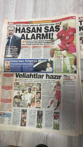 PAS SPOR GAZETESİ - 24 HAZİRAN 2002 - TÜRKİYE YARI FİNALE KALAN MİLLİ TAKIMIMIZ TÜRK DÜNYASINI SEVİNCE BOĞDU BÜYÜK ZAFERİMİZE ÖVGÜLER YAĞIYOR - ARIEL ORTEGA FIRTINASI BİR ANDA KENDİNİ FENERBAHÇE TARAFTARLARININ ARASINDA BULAN ARJANTİNLİ FUTBOLCU ARIEL ORTEGA NEFES ALMAKTA BİLE ZORLANDI - RÜYALAR GERÇEK OLDU - YUNANİSTAN BİZİ AYAKTA ALKIŞLADI BREZİLYA ACI ÇEKER YARI FİNALE YÜKSELİŞİMİZİN DÜNYADAKİ YANKILARI DÜN DE SÜRDÜ BAZI GAZETELER TÜRKÇE BAŞLIK ATTI BAZILARI SAMBACI'YI UYARDI - SAMBACI TİTRİYOR - KARADENİZ'DE AYBABA RÜZGARI BORDO MAVİLİLER LİGDE FIRTINALAR ESTİRMEYE HAZIRLANIYOR - ADANA İÇİN ELELE 1954 ADANA TARAFTARLAR DERNEĞİ'NİN DÜZENLEDİĞİ ŞAMPİYONLUK BALOSU'NDA DOSTLUK HAVASI ESTİ ADANA VE ADANA DEMİR'İN YÖNETİCİLERİ KARDEŞ TAKIM SÖZÜNÜ UYGULAMAYA GEÇİRME KARARI ALDI - KIM M NIELSEN - İLHAN MANSIZ - ARIEL ORTEGA - MARADONA - ROBERTO CARLOS - DEL PIERO - MEHMET AGAR - SAMET AYBABA - ALİ OSMAN RENKLİBAY - JUVANOVSKI - GÖKDENİZ - CIMBOM - GÖKHAN - EKREM AL - BİROL