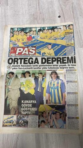 PAS SPOR GAZETESİ - 24 HAZİRAN 2002 - TÜRKİYE YARI FİNALE KALAN MİLLİ TAKIMIMIZ TÜRK DÜNYASINI SEVİNCE BOĞDU BÜYÜK ZAFERİMİZE ÖVGÜLER YAĞIYOR - ARIEL ORTEGA FIRTINASI BİR ANDA KENDİNİ FENERBAHÇE TARAFTARLARININ ARASINDA BULAN ARJANTİNLİ FUTBOLCU ARIEL ORTEGA NEFES ALMAKTA BİLE ZORLANDI - RÜYALAR GERÇEK OLDU - YUNANİSTAN BİZİ AYAKTA ALKIŞLADI BREZİLYA ACI ÇEKER YARI FİNALE YÜKSELİŞİMİZİN DÜNYADAKİ YANKILARI DÜN DE SÜRDÜ BAZI GAZETELER TÜRKÇE BAŞLIK ATTI BAZILARI SAMBACI'YI UYARDI - SAMBACI TİTRİYOR - KARADENİZ'DE AYBABA RÜZGARI BORDO MAVİLİLER LİGDE FIRTINALAR ESTİRMEYE HAZIRLANIYOR - ADANA İÇİN ELELE 1954 ADANA TARAFTARLAR DERNEĞİ'NİN DÜZENLEDİĞİ ŞAMPİYONLUK BALOSU'NDA DOSTLUK HAVASI ESTİ ADANA VE ADANA DEMİR'İN YÖNETİCİLERİ KARDEŞ TAKIM SÖZÜNÜ UYGULAMAYA GEÇİRME KARARI ALDI - KIM M NIELSEN - İLHAN MANSIZ - ARIEL ORTEGA - MARADONA - ROBERTO CARLOS - DEL PIERO - MEHMET AGAR - SAMET AYBABA - ALİ OSMAN RENKLİBAY - JUVANOVSKI - GÖKDENİZ - CIMBOM - GÖKHAN - EKREM AL - BİROL