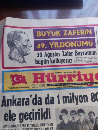 Hürriyet Gazetesi - Turkish Newspaper - 30 Ağustos 1971 - Büyük Zaferin 49. Yıldönümü - 30 Ağustos Zafer bayramını bugün kutluyoruz - Anadolu'yu istila hevesine kapılan Yunan kuvvetlerinin 1922 yılında bir daha Türkiye göz dikemeyecek şekilde bozguna uğratılarak yenilmesinin 49 uncu yıldönümü sebebiyle bütün yurtta törenler yapılacaktır - Zafer Bayramı yavru vatan Kıbrıs'ta ve dış temsilciliklerimizde de kutlanacaktır - bu sabah Anıtkabir'de Ulus ve Zafer meydanında Genelkurmay başkanlığında anıtlarda törenler yapılacaktır - sabah törenler 8'de başlayacak kuvvet komutanlıklarını temsilen birer General ve amiral Zafer alanındaki Atatürk anıtına çelenkler koyacaktır - 30 Ağustos dolayısıyla saat 10 da hipodromda tören yapılacak gece de şehirde fener alayları dolaşacaktır - 4 milyonluk banka soyguncuları Osman Yoldaşcan Mehmet Fatih Öktülmüş Meltem Yoldaşcan Altan İnce Selahattin Bora yakalandı fotoğraf  - Eski Demokrat Parti mensuplarının geleneksel yemeği - 23 Nisan 1920