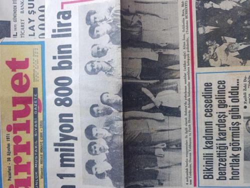Hürriyet Gazetesi - Turkish Newspaper - 30 Ağustos 1971 - Büyük Zaferin 49. Yıldönümü - 30 Ağustos Zafer bayramını bugün kutluyoruz - Anadolu'yu istila hevesine kapılan Yunan kuvvetlerinin 1922 yılında bir daha Türkiye göz dikemeyecek şekilde bozguna uğratılarak yenilmesinin 49 uncu yıldönümü sebebiyle bütün yurtta törenler yapılacaktır - Zafer Bayramı yavru vatan Kıbrıs'ta ve dış temsilciliklerimizde de kutlanacaktır - bu sabah Anıtkabir'de Ulus ve Zafer meydanında Genelkurmay başkanlığında anıtlarda törenler yapılacaktır - sabah törenler 8'de başlayacak kuvvet komutanlıklarını temsilen birer General ve amiral Zafer alanındaki Atatürk anıtına çelenkler koyacaktır - 30 Ağustos dolayısıyla saat 10 da hipodromda tören yapılacak gece de şehirde fener alayları dolaşacaktır - 4 milyonluk banka soyguncuları Osman Yoldaşcan Mehmet Fatih Öktülmüş Meltem Yoldaşcan Altan İnce Selahattin Bora yakalandı fotoğraf  - Eski Demokrat Parti mensuplarının geleneksel yemeği - 23 Nisan 1920