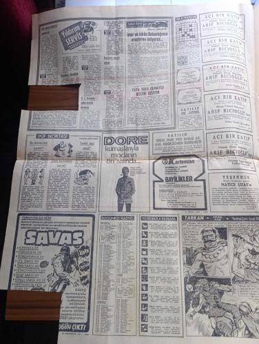 Hürriyet Gazetesi - Turkish Newspaper - 30 Ağustos 1971 - Büyük Zaferin 49. Yıldönümü - 30 Ağustos Zafer bayramını bugün kutluyoruz - Anadolu'yu istila hevesine kapılan Yunan kuvvetlerinin 1922 yılında bir daha Türkiye göz dikemeyecek şekilde bozguna uğratılarak yenilmesinin 49 uncu yıldönümü sebebiyle bütün yurtta törenler yapılacaktır - Zafer Bayramı yavru vatan Kıbrıs'ta ve dış temsilciliklerimizde de kutlanacaktır - bu sabah Anıtkabir'de Ulus ve Zafer meydanında Genelkurmay başkanlığında anıtlarda törenler yapılacaktır - sabah törenler 8'de başlayacak kuvvet komutanlıklarını temsilen birer General ve amiral Zafer alanındaki Atatürk anıtına çelenkler koyacaktır - 30 Ağustos dolayısıyla saat 10 da hipodromda tören yapılacak gece de şehirde fener alayları dolaşacaktır - 4 milyonluk banka soyguncuları Osman Yoldaşcan Mehmet Fatih Öktülmüş Meltem Yoldaşcan Altan İnce Selahattin Bora yakalandı fotoğraf  - Eski Demokrat Parti mensuplarının geleneksel yemeği - 23 Nisan 1920