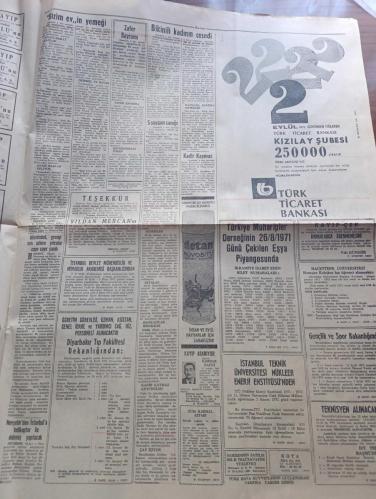 Hürriyet Gazetesi - Turkish Newspaper - 30 Ağustos 1971 - Büyük Zaferin 49. Yıldönümü - 30 Ağustos Zafer bayramını bugün kutluyoruz - Anadolu'yu istila hevesine kapılan Yunan kuvvetlerinin 1922 yılında bir daha Türkiye göz dikemeyecek şekilde bozguna uğratılarak yenilmesinin 49 uncu yıldönümü sebebiyle bütün yurtta törenler yapılacaktır - Zafer Bayramı yavru vatan Kıbrıs'ta ve dış temsilciliklerimizde de kutlanacaktır - bu sabah Anıtkabir'de Ulus ve Zafer meydanında Genelkurmay başkanlığında anıtlarda törenler yapılacaktır - sabah törenler 8'de başlayacak kuvvet komutanlıklarını temsilen birer General ve amiral Zafer alanındaki Atatürk anıtına çelenkler koyacaktır - 30 Ağustos dolayısıyla saat 10 da hipodromda tören yapılacak gece de şehirde fener alayları dolaşacaktır - 4 milyonluk banka soyguncuları Osman Yoldaşcan Mehmet Fatih Öktülmüş Meltem Yoldaşcan Altan İnce Selahattin Bora yakalandı fotoğraf  - Eski Demokrat Parti mensuplarının geleneksel yemeği - 23 Nisan 1920
