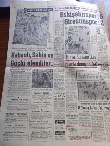 Hürriyet Gazetesi - Turkish Newspaper - 30 Ağustos 1971 - Büyük Zaferin 49. Yıldönümü - 30 Ağustos Zafer bayramını bugün kutluyoruz - Anadolu'yu istila hevesine kapılan Yunan kuvvetlerinin 1922 yılında bir daha Türkiye göz dikemeyecek şekilde bozguna uğratılarak yenilmesinin 49 uncu yıldönümü sebebiyle bütün yurtta törenler yapılacaktır - Zafer Bayramı yavru vatan Kıbrıs'ta ve dış temsilciliklerimizde de kutlanacaktır - bu sabah Anıtkabir'de Ulus ve Zafer meydanında Genelkurmay başkanlığında anıtlarda törenler yapılacaktır - sabah törenler 8'de başlayacak kuvvet komutanlıklarını temsilen birer General ve amiral Zafer alanındaki Atatürk anıtına çelenkler koyacaktır - 30 Ağustos dolayısıyla saat 10 da hipodromda tören yapılacak gece de şehirde fener alayları dolaşacaktır - 4 milyonluk banka soyguncuları Osman Yoldaşcan Mehmet Fatih Öktülmüş Meltem Yoldaşcan Altan İnce Selahattin Bora yakalandı fotoğraf  - Eski Demokrat Parti mensuplarının geleneksel yemeği - 23 Nisan 1920