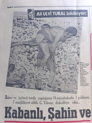 Hürriyet Gazetesi - Turkish Newspaper - 30 Ağustos 1971 - Büyük Zaferin 49. Yıldönümü - 30 Ağustos Zafer bayramını bugün kutluyoruz - Anadolu'yu istila hevesine kapılan Yunan kuvvetlerinin 1922 yılında bir daha Türkiye göz dikemeyecek şekilde bozguna uğratılarak yenilmesinin 49 uncu yıldönümü sebebiyle bütün yurtta törenler yapılacaktır - Zafer Bayramı yavru vatan Kıbrıs'ta ve dış temsilciliklerimizde de kutlanacaktır - bu sabah Anıtkabir'de Ulus ve Zafer meydanında Genelkurmay başkanlığında anıtlarda törenler yapılacaktır - sabah törenler 8'de başlayacak kuvvet komutanlıklarını temsilen birer General ve amiral Zafer alanındaki Atatürk anıtına çelenkler koyacaktır - 30 Ağustos dolayısıyla saat 10 da hipodromda tören yapılacak gece de şehirde fener alayları dolaşacaktır - 4 milyonluk banka soyguncuları Osman Yoldaşcan Mehmet Fatih Öktülmüş Meltem Yoldaşcan Altan İnce Selahattin Bora yakalandı fotoğraf  - Eski Demokrat Parti mensuplarının geleneksel yemeği - 23 Nisan 1920