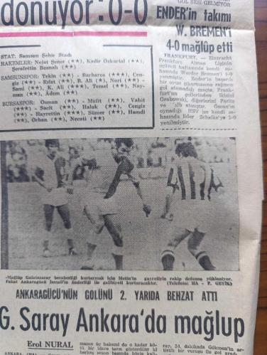 Hürriyet Gazetesi - Turkish Newspaper - 30 Ağustos 1971 - Büyük Zaferin 49. Yıldönümü - 30 Ağustos Zafer bayramını bugün kutluyoruz - Anadolu'yu istila hevesine kapılan Yunan kuvvetlerinin 1922 yılında bir daha Türkiye göz dikemeyecek şekilde bozguna uğratılarak yenilmesinin 49 uncu yıldönümü sebebiyle bütün yurtta törenler yapılacaktır - Zafer Bayramı yavru vatan Kıbrıs'ta ve dış temsilciliklerimizde de kutlanacaktır - bu sabah Anıtkabir'de Ulus ve Zafer meydanında Genelkurmay başkanlığında anıtlarda törenler yapılacaktır - sabah törenler 8'de başlayacak kuvvet komutanlıklarını temsilen birer General ve amiral Zafer alanındaki Atatürk anıtına çelenkler koyacaktır - 30 Ağustos dolayısıyla saat 10 da hipodromda tören yapılacak gece de şehirde fener alayları dolaşacaktır - 4 milyonluk banka soyguncuları Osman Yoldaşcan Mehmet Fatih Öktülmüş Meltem Yoldaşcan Altan İnce Selahattin Bora yakalandı fotoğraf  - Eski Demokrat Parti mensuplarının geleneksel yemeği - 23 Nisan 1920