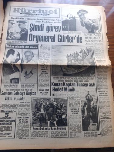 Hürriyet Zafer Bayramı 50. Yıl Gazetesi - Turkish Newspaper - 30 Ağustos 1972 - 30 Ağustos Zafer Bayramı Kutlu Olsun resim - Bugün sadece Dumlupınar zaferi'nin 50. Yıldönümü değil aynı zamanda genç ve son Türk devletinin kuruluşunun da 50. Yıldönümüdür - 26 ağustos'tan 30 ağustos'a milletçe böyle seferber olduk ve cephede böyle vuruştuk fotoğraf - rakamlarla Kurtuluş savaşı - Kurtuluş Savaşı'nda Türk Yunan kuvvetlerinin karşılaştırılması - Kurtuluş Savaşı'nın gizli örgütü Milli Müdafaa Grubu yazan Selahattin Salışık - evin kapısından adımını atmaya hazırlanan gölgenin beline bir tabanca gömüldü parola 333 resim - Mustafa Kemal Paşa'nın emri böyle Anadolu'ya silah ve insan kaçıracağız - İstanbul'un bütün kabadayıları topkapılı cambaz Mehmet'in emrinde milli müdafaa grubu olarak toplanmıştı - Yunan orduları başkomutanı Trikopis'in günlüğünden notlar - 30 ağustos'u gerçekleştiren Atatürk'ün kumandan ordusu Fotoğraflar - İstanbul basınında büyük taarruz - 30 Ağustos 1922