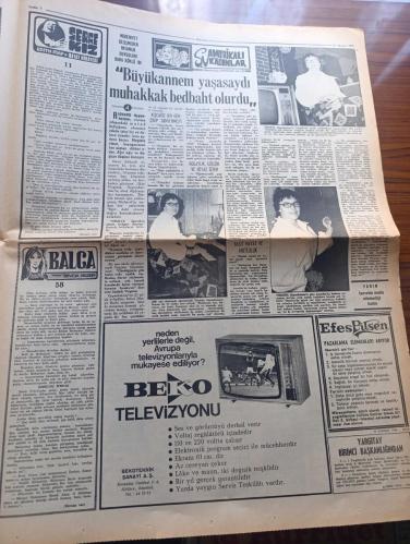 Hürriyet Zafer Bayramı 50. Yıl Gazetesi - Turkish Newspaper - 30 Ağustos 1972 - 30 Ağustos Zafer Bayramı Kutlu Olsun resim - Bugün sadece Dumlupınar zaferi'nin 50. Yıldönümü değil aynı zamanda genç ve son Türk devletinin kuruluşunun da 50. Yıldönümüdür - 26 ağustos'tan 30 ağustos'a milletçe böyle seferber olduk ve cephede böyle vuruştuk fotoğraf - rakamlarla Kurtuluş savaşı - Kurtuluş Savaşı'nda Türk Yunan kuvvetlerinin karşılaştırılması - Kurtuluş Savaşı'nın gizli örgütü Milli Müdafaa Grubu yazan Selahattin Salışık - evin kapısından adımını atmaya hazırlanan gölgenin beline bir tabanca gömüldü parola 333 resim - Mustafa Kemal Paşa'nın emri böyle Anadolu'ya silah ve insan kaçıracağız - İstanbul'un bütün kabadayıları topkapılı cambaz Mehmet'in emrinde milli müdafaa grubu olarak toplanmıştı - Yunan orduları başkomutanı Trikopis'in günlüğünden notlar - 30 ağustos'u gerçekleştiren Atatürk'ün kumandan ordusu Fotoğraflar - İstanbul basınında büyük taarruz - 30 Ağustos 1922