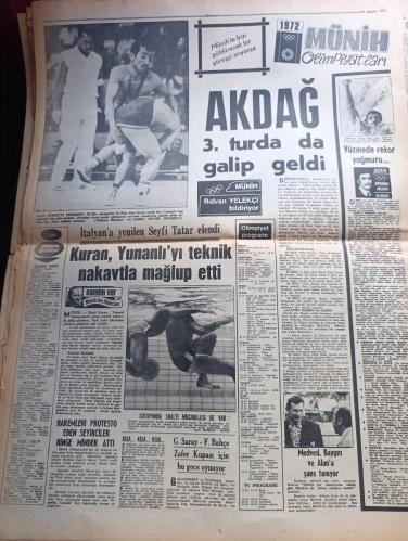 Hürriyet Zafer Bayramı 50. Yıl Gazetesi - Turkish Newspaper - 30 Ağustos 1972 - 30 Ağustos Zafer Bayramı Kutlu Olsun resim - Bugün sadece Dumlupınar zaferi'nin 50. Yıldönümü değil aynı zamanda genç ve son Türk devletinin kuruluşunun da 50. Yıldönümüdür - 26 ağustos'tan 30 ağustos'a milletçe böyle seferber olduk ve cephede böyle vuruştuk fotoğraf - rakamlarla Kurtuluş savaşı - Kurtuluş Savaşı'nda Türk Yunan kuvvetlerinin karşılaştırılması - Kurtuluş Savaşı'nın gizli örgütü Milli Müdafaa Grubu yazan Selahattin Salışık - evin kapısından adımını atmaya hazırlanan gölgenin beline bir tabanca gömüldü parola 333 resim - Mustafa Kemal Paşa'nın emri böyle Anadolu'ya silah ve insan kaçıracağız - İstanbul'un bütün kabadayıları topkapılı cambaz Mehmet'in emrinde milli müdafaa grubu olarak toplanmıştı - Yunan orduları başkomutanı Trikopis'in günlüğünden notlar - 30 ağustos'u gerçekleştiren Atatürk'ün kumandan ordusu Fotoğraflar - İstanbul basınında büyük taarruz - 30 Ağustos 1922