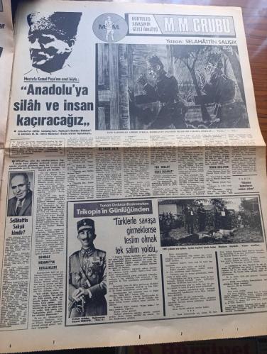 Hürriyet Zafer Bayramı 50. Yıl Gazetesi - Turkish Newspaper - 30 Ağustos 1972 - 30 Ağustos Zafer Bayramı Kutlu Olsun resim - Bugün sadece Dumlupınar zaferi'nin 50. Yıldönümü değil aynı zamanda genç ve son Türk devletinin kuruluşunun da 50. Yıldönümüdür - 26 ağustos'tan 30 ağustos'a milletçe böyle seferber olduk ve cephede böyle vuruştuk fotoğraf - rakamlarla Kurtuluş savaşı - Kurtuluş Savaşı'nda Türk Yunan kuvvetlerinin karşılaştırılması - Kurtuluş Savaşı'nın gizli örgütü Milli Müdafaa Grubu yazan Selahattin Salışık - evin kapısından adımını atmaya hazırlanan gölgenin beline bir tabanca gömüldü parola 333 resim - Mustafa Kemal Paşa'nın emri böyle Anadolu'ya silah ve insan kaçıracağız - İstanbul'un bütün kabadayıları topkapılı cambaz Mehmet'in emrinde milli müdafaa grubu olarak toplanmıştı - Yunan orduları başkomutanı Trikopis'in günlüğünden notlar - 30 ağustos'u gerçekleştiren Atatürk'ün kumandan ordusu Fotoğraflar - İstanbul basınında büyük taarruz - 30 Ağustos 1922