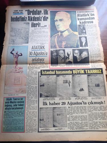 Hürriyet Zafer Bayramı 50. Yıl Gazetesi - Turkish Newspaper - 30 Ağustos 1972 - 30 Ağustos Zafer Bayramı Kutlu Olsun resim - Bugün sadece Dumlupınar zaferi'nin 50. Yıldönümü değil aynı zamanda genç ve son Türk devletinin kuruluşunun da 50. Yıldönümüdür - 26 ağustos'tan 30 ağustos'a milletçe böyle seferber olduk ve cephede böyle vuruştuk fotoğraf - rakamlarla Kurtuluş savaşı - Kurtuluş Savaşı'nda Türk Yunan kuvvetlerinin karşılaştırılması - Kurtuluş Savaşı'nın gizli örgütü Milli Müdafaa Grubu yazan Selahattin Salışık - evin kapısından adımını atmaya hazırlanan gölgenin beline bir tabanca gömüldü parola 333 resim - Mustafa Kemal Paşa'nın emri böyle Anadolu'ya silah ve insan kaçıracağız - İstanbul'un bütün kabadayıları topkapılı cambaz Mehmet'in emrinde milli müdafaa grubu olarak toplanmıştı - Yunan orduları başkomutanı Trikopis'in günlüğünden notlar - 30 ağustos'u gerçekleştiren Atatürk'ün kumandan ordusu Fotoğraflar - İstanbul basınında büyük taarruz - 30 Ağustos 1922
