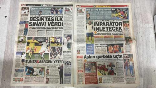 PAS SPOR GAZETESİ - 04 TEMMUZ 2002 - ANDERSSON'A GELEN TÜM TOPLAR GOL - MAESTRO ORTEGA - FATİH TERİM'İN BİTMEYEN RÜYASI ROMARIO - CANAYDIN'DAN 1 SÖZ 1 İMZA - KARDEŞ ÇOK İYİ FUTBOLCU - REKOR KIRAR - ÜÇÜNCÜ DEĞİL İKİNCİYİZ - CLASSMANDA 10 SIRA BİDEN YÜKSELİP 12. SIRAYA UÇTU - MİLLİLER AŞIKLARA İLHAM KAYNAĞI OLDU - YORGUN SAVAŞÇI YILDIRAŞ BAŞTÜRK - BAZILARI BİZİ HİÇ ANLAMADI - CUMHURİYET ALTINININ DAĞITILMAYA HAZIR OLDUĞU AÇIKLANDI - ŞENOL GÜNEŞ PARK TÖRENLE AÇILDI - KAFAMI İYİ KULLANIRIM - TRABZON'DA KRİZ - DELİKANLI KAPLAN - İŞTE O JAPONLAR - TRANSFERDE HOROZ ÖTTÜ - SAMSUNSPOR'UN MAKEDON ATAĞI - A.GÜCÜ HAMİ'Yİ KAPTI - TRANSFERİN KRALI DENİZLİ - 4 FORVET ALACAĞIZ - METSU GELMEZSE HAGI GELECEK - WASHINGTON - ANDERSSON - AZİZ YILDIRIM - JARDEL - HAKKI YALÇIN - ORTEGA - FATİH TERİM - ROMARIO - OSAN CANAYDIN - ERGÜN - HASAN ŞAŞ - BATISTA - FELIPE - AYHAN AKBİN - ENVER - ENVERİ - YILDIRAY BAŞTÜRK - İLHAN MANSIZ - ŞENOL GÜNEŞ - KEMAL MUTLU - ÜNAL KARAMAN - MEHMET KULAKSIZ - FİKRET ÜNLÜ