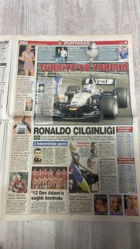 PAS SPOR GAZETESİ - 04 TEMMUZ 2002 - ANDERSSON'A GELEN TÜM TOPLAR GOL - MAESTRO ORTEGA - FATİH TERİM'İN BİTMEYEN RÜYASI ROMARIO - CANAYDIN'DAN 1 SÖZ 1 İMZA - KARDEŞ ÇOK İYİ FUTBOLCU - REKOR KIRAR - ÜÇÜNCÜ DEĞİL İKİNCİYİZ - CLASSMANDA 10 SIRA BİDEN YÜKSELİP 12. SIRAYA UÇTU - MİLLİLER AŞIKLARA İLHAM KAYNAĞI OLDU - YORGUN SAVAŞÇI YILDIRAŞ BAŞTÜRK - BAZILARI BİZİ HİÇ ANLAMADI - CUMHURİYET ALTINININ DAĞITILMAYA HAZIR OLDUĞU AÇIKLANDI - ŞENOL GÜNEŞ PARK TÖRENLE AÇILDI - KAFAMI İYİ KULLANIRIM - TRABZON'DA KRİZ - DELİKANLI KAPLAN - İŞTE O JAPONLAR - TRANSFERDE HOROZ ÖTTÜ - SAMSUNSPOR'UN MAKEDON ATAĞI - A.GÜCÜ HAMİ'Yİ KAPTI - TRANSFERİN KRALI DENİZLİ - 4 FORVET ALACAĞIZ - METSU GELMEZSE HAGI GELECEK - WASHINGTON - ANDERSSON - AZİZ YILDIRIM - JARDEL - HAKKI YALÇIN - ORTEGA - FATİH TERİM - ROMARIO - OSAN CANAYDIN - ERGÜN - HASAN ŞAŞ - BATISTA - FELIPE - AYHAN AKBİN - ENVER - ENVERİ - YILDIRAY BAŞTÜRK - İLHAN MANSIZ - ŞENOL GÜNEŞ - KEMAL MUTLU - ÜNAL KARAMAN - MEHMET KULAKSIZ - FİKRET ÜNLÜ