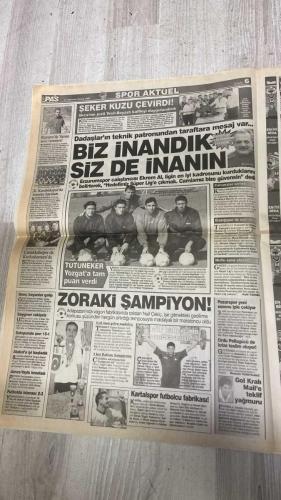 PAS SPOR GAZETESİ - 12 TEMMUZ 2002 - A.GÜCÜ COŞTU BİR KERE - G.SARAY DUR DURAK BİLMİYOR - TRABZON YERLİ VİERİ'SİNE KAVUŞTU - MONDİ, TERİM'İN PRENSİ - KONYASPOR SAHAYA İNDİ - KARTAL'A YENİ SAMBACI - FENERBAHÇE TAM GAZ ! - RÜŞTÜ'YE ADA YOLU GÖRÜNDÜ - BEŞİKTAŞ AUXERRE MAÇINA HAZIR - DÜNYA KUPASI YILDIZLARI TRANSFER BORSASINDA - LORANT'TAN FUTBOLCULARA SERT UYARI - FATİH TERİM - MONDİ - MONDRAGON - HASAN ŞAŞ - BALİÇ - ERGÜN PEMBE - BÜLENT KORKMAZ - AHMET DURSUN - ALPAY - ORTEGA - WASHINGTON - NİHAT KAHVECİ - MEHMET YILMAZ - SAMET AYBABA - MUSTAFA RAMAZAN - PETKOVİÇ - ERSUN YANAL - LERANT - LORANT - WERNER LORANT - RÜŞTÜ REÇBER - SİNAN ENGİN - SERDAR BİLGİLİ - LUCESCU - TÜMER METİN - İLHAN MANSIZ - SERGEN YALÇIN - CESAR - ALLAN DELON - CONCEICAO - PANCU - ARİF PEÇENEK - SELÇUK - LEVENT - FUAT YAMAN - YÜCEL UYAR - CELAL KIBRIZLI - KÜRŞAT - KORAY - AUGUSTINE - CEMAL AYDIN - MUHAMMED GARGO - SARR - PINTO - BERKANT - MURAT ERDOĞAN - BATISTA - SERKAN AYKUT - ZİYA DOĞAN - HALİLAGİÇ - VARESANOVİÇ