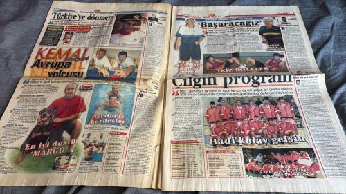 FANATİK BASKET HAFTALIK BASKETBOL GAZETESİ TURKISH NEWSPAPER - DOĞUM GÜNÜ HEDİYESİ  - TAM TAKIM EKSİKSİZ GAZETE -3-9 TEMMUZ - 2001  - SAYI: 240 -PISTON MEHMET - KAFASI KARIŞIK - KARDEŞLER ZİRVESİ - ERKAN ATAÇ BU KEZ KARARLI - GÜCÜME GİDİYOR - TÜRKİYE'YE DÖNMEM - HARUN & HALUK ÜLKER'DE KALDI - BAŞARACAĞIZ - TAKIM OLURSAK BAŞARIRIZ - MEHMET KÖTÜ ÇOCUK OLABİLİR Mİ - ÇILGIN PROGRAM - HAKEMLER DE KONUŞTU ADAM GİBİ ADAM - PİSTOLLAR BODRUM'DA - RADJA BOMBALADI - BİR FİNALİN ANATOMİSİ - BÜYÜK BALIK TUTTU - PHIL JACKSON'IN SİHİRLİ DEĞNEĞİ - RIDER YİNE YAPACAĞINI YAPTI - O'NEAL SÖZÜNDE DURDU - İYİ Kİ VARSIN FISHER - TARİH PEŞİNDE KOŞMAK - HÜSEYİN BEŞOK - ORHUN ENE - ÖMER ONAN - MEHMET OKUR - ASIM PARS - İBRAHİM KUTLUAY - MİRSAD TÜRKCAN - KEMAL TUNÇERI - KEREM TUNÇERİ - ERKAN ATAÇ - İSMET BADEM - HARUN - HALUK - AYDIN ÖRS - DOĞAN HAKYEMEZ - BARBAROS AKKAŞ - SEMİH EROĞLU - BURHAN USLU - CEM GÜNCE - M. GÜVENDİ - TURGAY BİÇER - HASAN - OĞUZ - KOMİSAR - BURAK İNAN - CERAN - MEHMET T. YILMAZ