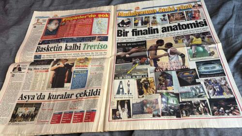 FANATİK BASKET HAFTALIK BASKETBOL GAZETESİ TURKISH NEWSPAPER - DOĞUM GÜNÜ HEDİYESİ  - TAM TAKIM EKSİKSİZ GAZETE -3-9 TEMMUZ - 2001  - SAYI: 240 -PISTON MEHMET - KAFASI KARIŞIK - KARDEŞLER ZİRVESİ - ERKAN ATAÇ BU KEZ KARARLI - GÜCÜME GİDİYOR - TÜRKİYE'YE DÖNMEM - HARUN & HALUK ÜLKER'DE KALDI - BAŞARACAĞIZ - TAKIM OLURSAK BAŞARIRIZ - MEHMET KÖTÜ ÇOCUK OLABİLİR Mİ - ÇILGIN PROGRAM - HAKEMLER DE KONUŞTU ADAM GİBİ ADAM - PİSTOLLAR BODRUM'DA - RADJA BOMBALADI - BİR FİNALİN ANATOMİSİ - BÜYÜK BALIK TUTTU - PHIL JACKSON'IN SİHİRLİ DEĞNEĞİ - RIDER YİNE YAPACAĞINI YAPTI - O'NEAL SÖZÜNDE DURDU - İYİ Kİ VARSIN FISHER - TARİH PEŞİNDE KOŞMAK - HÜSEYİN BEŞOK - ORHUN ENE - ÖMER ONAN - MEHMET OKUR - ASIM PARS - İBRAHİM KUTLUAY - MİRSAD TÜRKCAN - KEMAL TUNÇERI - KEREM TUNÇERİ - ERKAN ATAÇ - İSMET BADEM - HARUN - HALUK - AYDIN ÖRS - DOĞAN HAKYEMEZ - BARBAROS AKKAŞ - SEMİH EROĞLU - BURHAN USLU - CEM GÜNCE - M. GÜVENDİ - TURGAY BİÇER - HASAN - OĞUZ - KOMİSAR - BURAK İNAN - CERAN - MEHMET T. YILMAZ