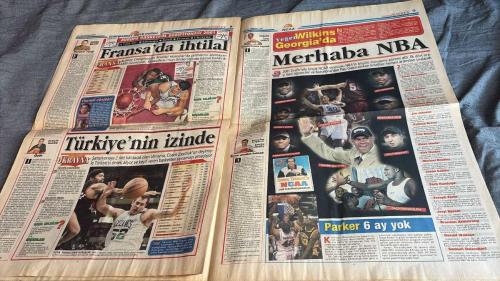 FANATİK BASKET HAFTALIK BASKETBOL GAZETESİ TURKISH NEWSPAPER - DOĞUM GÜNÜ HEDİYESİ  - TAM TAKIM EKSİKSİZ GAZETE -17-23 TEMMUZ - 2001  - SAYI: 242 -EURO LEAGUE 2001-02 SEZONU KURASINDA TEMSİLCİLERİMİZ ZORLU GRUPLARA DÜŞTÜ - AVRUPA DEVLERİ DİZ ÇÖKECEK - MİLLİLER RAMBO GİBİ - ARTIK O DA BÜTÜN TÜRKİYE İÇİN OYNAYACAK - GÜLŞAH'A YUNAN VİZESİ - GÜÇ BİZDE ARTIK - MİLLİ TAKIM PATLAMAYA HAZIR - CENNET GİBİ İSKENDERUN - BU YOLUN SONUNDA ŞAMPİYONLUK VAR - ADANA'NIN YÜKSELEN DEĞERİ - ESAT POLAT BOMBALADI - KARDELEN - CARLİ'NİN MİLLİ TAKIM'A SOĞUK DUŞU - HAFTANIN SATIRBAŞLARI - AYNI SORUYA FARKLI CEVAPLAR - MOZAİKLERİN ZAFERİ - ÜÇ BÜYÜKLER - ÜLKER'DEN İMZA ŞOV - GÜLŞAH YUNANİSTAN'A İKİNCİ ELÇİ - PAU GASOL - GÜLŞAH - AYDIN ÖRS - İBO - DODO - İBRAHİM KUTLUAY - GÖKŞIN KOÇAK - ESAT POLAT - ŞERAFETTİN SARIOĞLU - METE - METE ASLAN - ASIM - MUSTAFA ABİ - STELMAHERS - MURATCAN - OSİRİS - CEM ÇAĞALDAN - MURAT AKBAŞ - SALİH ERKAN - ÜMİT AVCI - METE AKTAŞ - TÜRKAY YENER - ALİ SÜRMELI - FERAY SÜRMELİ -