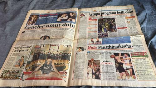 FANATİK BASKET HAFTALIK BASKETBOL GAZETESİ TURKISH NEWSPAPER - DOĞUM GÜNÜ HEDİYESİ  - TAM TAKIM EKSİKSİZ GAZETE 14-20 AĞUSTOS  - 2001  - SAYI: 246 - DİKEMBE'DEN GÖZDAĞI - YEMİN ETTİK - B MİLLİLER BOMBA GİBİ - BİR YILDIZ DAHA KAYDI - DAÇKA'DA YAZ ŞENLİĞİ - EFES'İN İKİNCİ BOMBASI - NBA'E GİDECEK VAR - DERS ÇIKARMALIYIZ - TRANSFERDE ACELE OLMAZ - ERDAL BİBO KANARYA'DA - EKSİKLERİMİZİ GİDERİYORUZ - YEPYENİ BİR TAKIM - EKREM MEMNUN EFES PİLSEN'DE - ABD'Lİ COACHLARIN GÖZDESİ - SONA ERERKEN - HAYATININ KARARINI VERECEK - ŞU TABUYU YIKIN - UÇAN ADAM HASAN YÜKSELİŞTE - YAKINDA BANA ASİST YAPACAK - KAMPANYAMIZ BÜYÜK İLGİ GÖRDÜ - BASKETBOL YILDIZLARIMIZI NASIL ANMAK İSTERSİNİZ - SİZİN DE KATKINIZ OLSUN - HAFİF YARA ALDIK - İTALYA'DAN UYARI ALDIK - YARINLAR BİZİMDİR - DİKEMBE  - UMUT GÖRÜR  - VOLKAN  - FAHRI  - ŞÜKRÜ  - ARSLAN  - VEYSEL  - ALPER  - ERDEN  - HÜSEYİN  - NEDİM  - ERDAL BİBO  - MURATCAN GÜLER  - KEREM GÖNLÜM  - ÖMER UĞURATA  - EMRAH BİBEN  - MARCUS BROWN  - SAULIUS STOMBERGAS  -