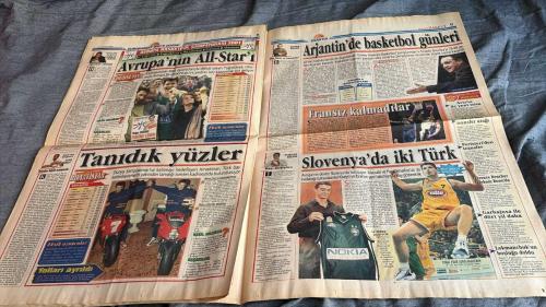FANATİK BASKET HAFTALIK BASKETBOL GAZETESİ TURKISH NEWSPAPER - DOĞUM GÜNÜ HEDİYESİ  - TAM TAKIM EKSİKSİZ GAZETE 14-20 AĞUSTOS  - 2001  - SAYI: 246 - DİKEMBE'DEN GÖZDAĞI - YEMİN ETTİK - B MİLLİLER BOMBA GİBİ - BİR YILDIZ DAHA KAYDI - DAÇKA'DA YAZ ŞENLİĞİ - EFES'İN İKİNCİ BOMBASI - NBA'E GİDECEK VAR - DERS ÇIKARMALIYIZ - TRANSFERDE ACELE OLMAZ - ERDAL BİBO KANARYA'DA - EKSİKLERİMİZİ GİDERİYORUZ - YEPYENİ BİR TAKIM - EKREM MEMNUN EFES PİLSEN'DE - ABD'Lİ COACHLARIN GÖZDESİ - SONA ERERKEN - HAYATININ KARARINI VERECEK - ŞU TABUYU YIKIN - UÇAN ADAM HASAN YÜKSELİŞTE - YAKINDA BANA ASİST YAPACAK - KAMPANYAMIZ BÜYÜK İLGİ GÖRDÜ - BASKETBOL YILDIZLARIMIZI NASIL ANMAK İSTERSİNİZ - SİZİN DE KATKINIZ OLSUN - HAFİF YARA ALDIK - İTALYA'DAN UYARI ALDIK - YARINLAR BİZİMDİR - DİKEMBE  - UMUT GÖRÜR  - VOLKAN  - FAHRI  - ŞÜKRÜ  - ARSLAN  - VEYSEL  - ALPER  - ERDEN  - HÜSEYİN  - NEDİM  - ERDAL BİBO  - MURATCAN GÜLER  - KEREM GÖNLÜM  - ÖMER UĞURATA  - EMRAH BİBEN  - MARCUS BROWN  - SAULIUS STOMBERGAS  -