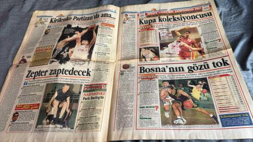 FANATİK BASKET HAFTALIK BASKETBOL GAZETESİ TURKISH NEWSPAPER - DOĞUM GÜNÜ HEDİYESİ  - TAM TAKIM EKSİKSİZ GAZETE 21-27 AĞUSTOS  - 2001  - SAYI: 247 - KÜÇÜK PRENS EMRE DARÜŞŞAFAKA'DA YILDIZI PARLAYAN EMRE OLYMPIAKOS'TA - GÖZBEBEĞİMİZ - 12 DEV İSİM 12 DEV YORUM - SANA GÜVENİMİZ SONSUZ - 12 DEV ADAM SEVGİSİ - KALBİMİZDESİN DR. TRAWINSKI - TÜRKİYE O'NU UNUTMADI - ÖMER VE SAMİ - GÖREV ADAMI YOK - SEYİRCİ AVANTAJIMIZ - SAVUNMAMIZ ÜMİT VERİCİ - BEŞİNCİLİK BAŞARI DEĞİL - KKTC'NİN SAVAŞÇILARI - RUHU SPORUMUZU AYDINLATTI - VEFA BORCU ÖDENDİ - REALİST OLMAK GEREK - POTA ALTINA DİKKAT - YUGOSLAVYA VE İTALYA - 40 DAKİKA MÜCADELE - TÜM TAKIMLAR FAVORİ - SAVUNMA ÇOK ÖNEMLİ - AKGÜN OTEL ÖRNEK OLDU - EMRE EKİM  - EMRE  - AYDIN ÖRS  - DR. HANS JOSCHIM TRAWINSKI  - ÖMER  - SAMİ  - İSMET BADEM  - HASAN KORTAY  - ORÇUN KAMALA  - HAMİDE  - AHMET DEMİRTAŞ  - GÖKAY AKIN  - MURAT AKBAŞ  - BURÇİN BADEM  - KİRİLENKO  - FETISSOV  - JAGODNIK  - O'BANNON  - ELSON  - GORDAN GIRICEK  - REHA ERUS  - NAUMOSKI  -